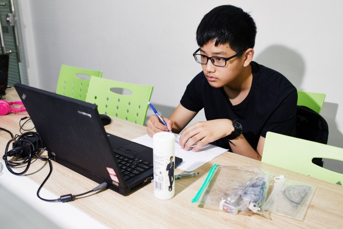 Squirrel AI 항저우 학습 센터의 학생 Zhou Yi.