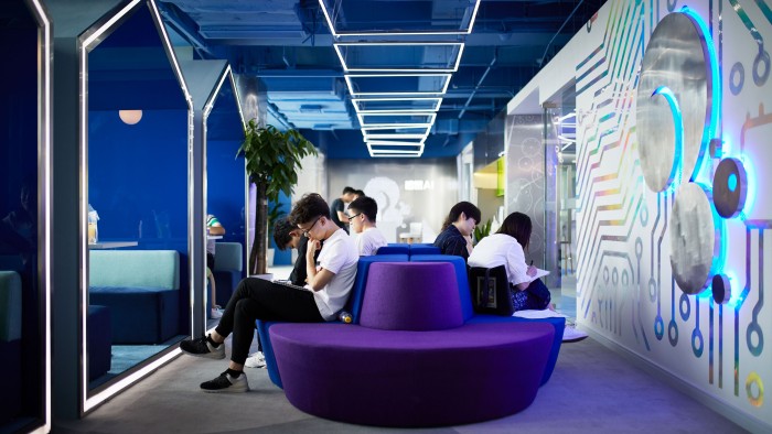 Squirrel AI 직원들이 상하이에 있는 회사 본사 주변에 앉아 있습니다.