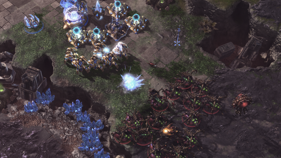 AlphaStar (Zerg, in red) defending an early aggression where the opponent built part
of the base near AlphaStar's base.