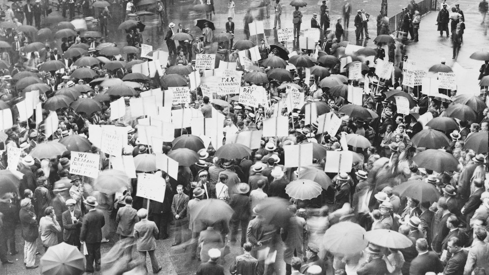 crowd gathered outside of bank during Great Depression