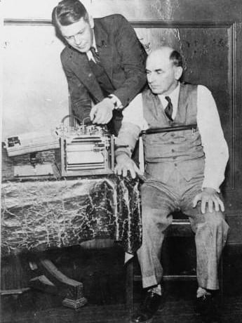 English: American inventor Leonarde Keeler (1903-1949) testing his lie-detector on Dr. Kohler, a former witness for the prosecution at the trial of Bruno Hauptmann.