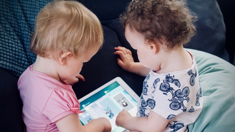two toddlers playing with ipad touch screen time guidelines