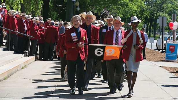 The procession of 50th-reunion attendees is led down Memorial Drive toward commencement in Killian Court by marshals Bruce N. Anderson ’69, MArch ’73, and former MITAA president Linda Sharpe ’69, both past members of the MIT Corporation.