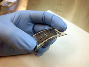 researcher bends solar cells made on flexible glass