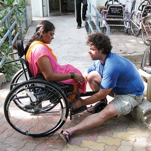 Amos Winter helps a new LFC user in India